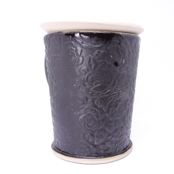 Kubek ceramiczny 500 ml czarny w róże 1